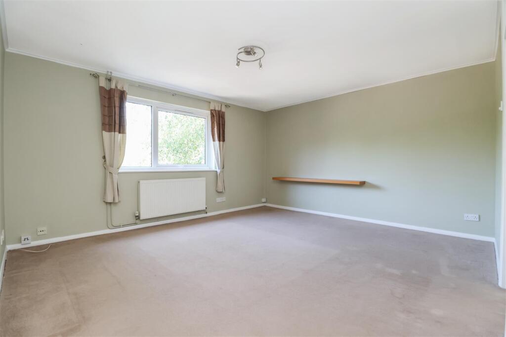 Apartment in Horsham, West Sussex - View 3