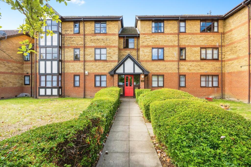 1-bed flat on Redwood Grove, Bedford, Bedfordshire, MK42, £130,000