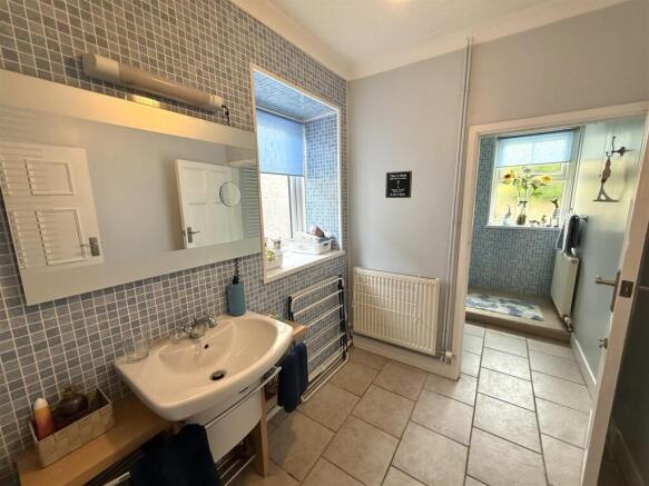 SHOWER ROOM