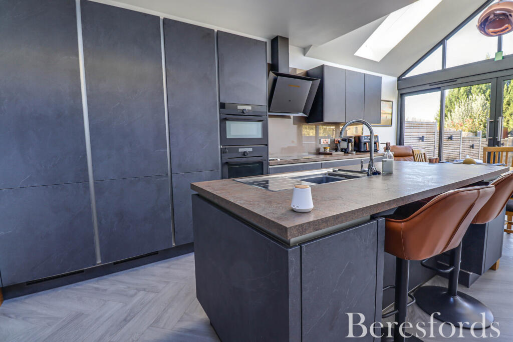 House in Brentwood - View 5