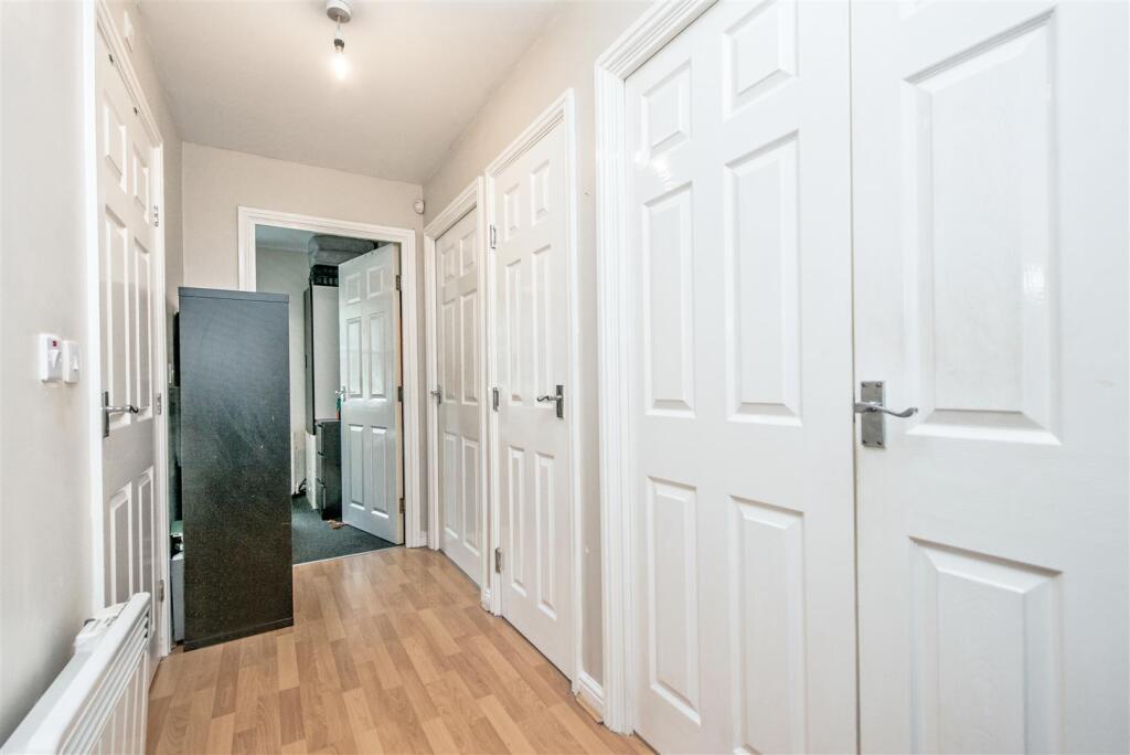 Apartment in Leeds, Town End, Farnley - View 5