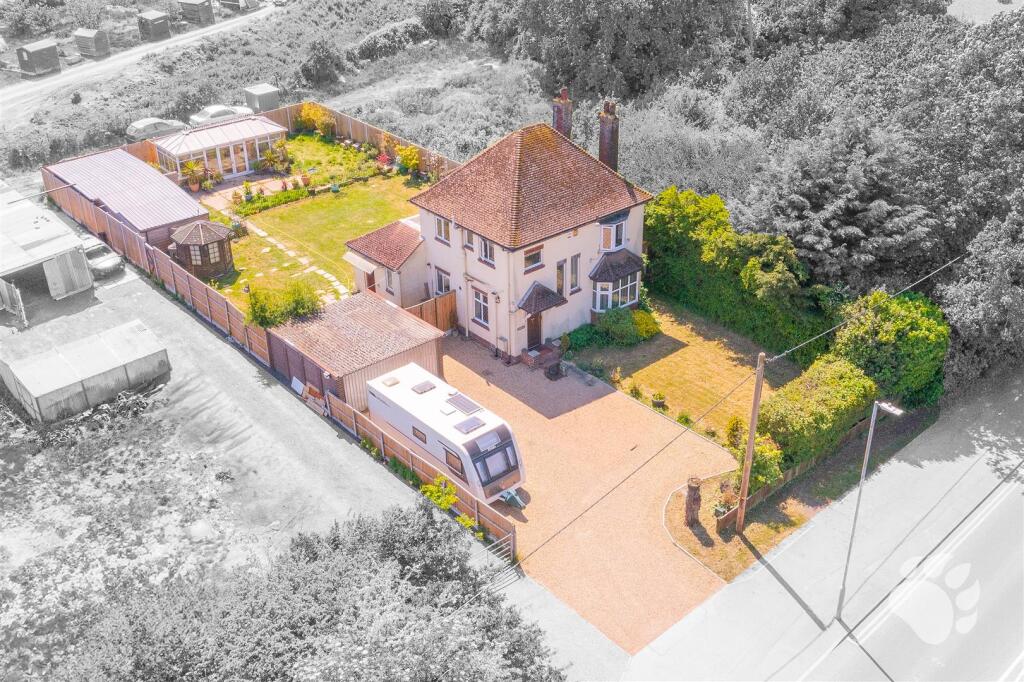 3-bed detached on London Road, Bowers Gifford, SS13, £575,000
