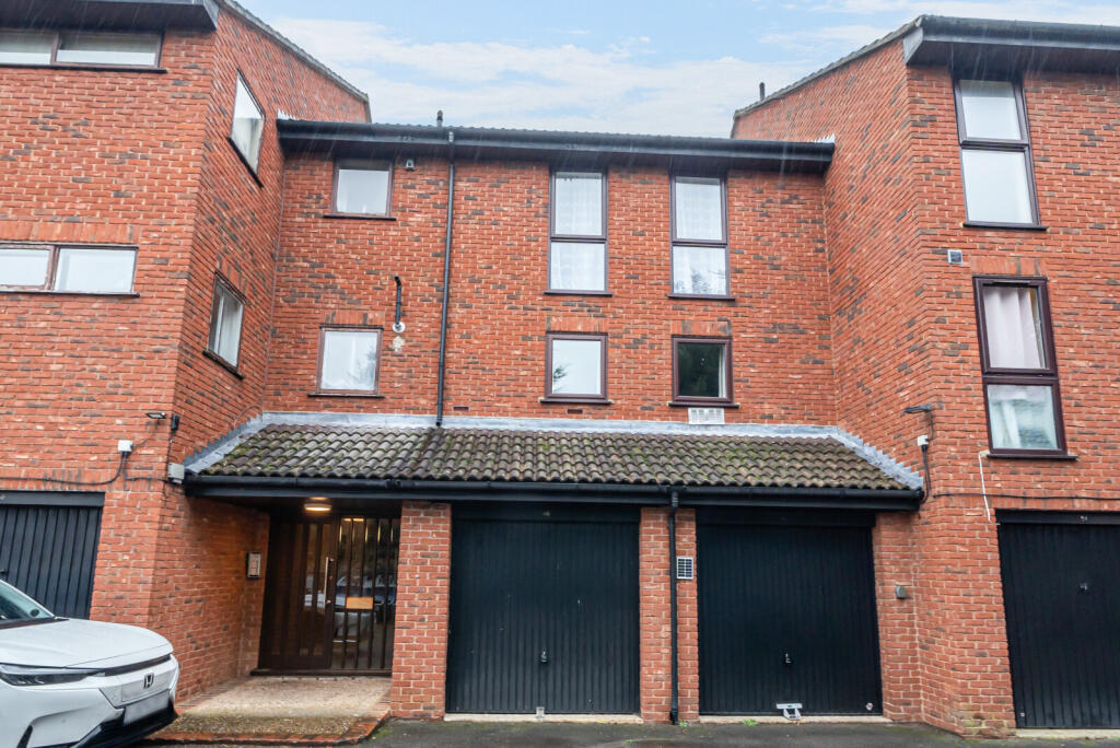 2-bed flat on Laleham Road, Shepperton, TW17, £275,000