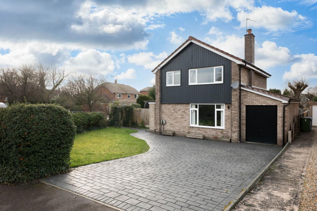 Lyndhurst Avenue, Hazel Grove, Stockport SK7 5HP photo 2