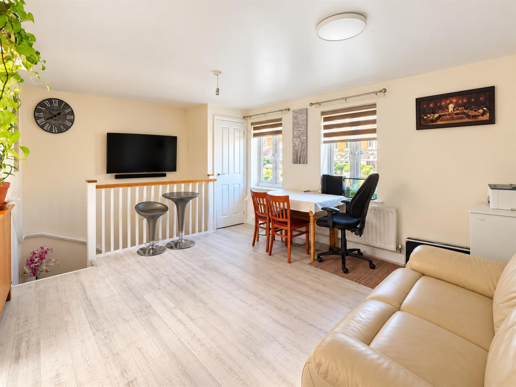 Apartment in Eastbourne, Meadows View, Upperton - View 2