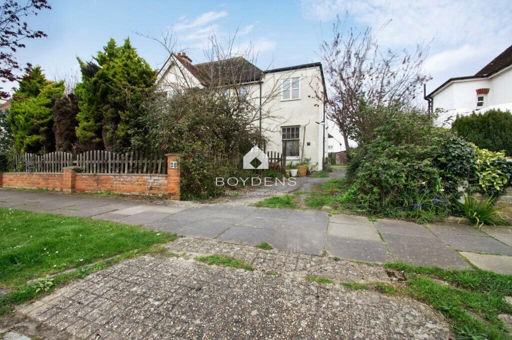 2-bed flat on Upper Fourth Avenue, Frinton-on-Sea, Essex, CO13 9JS, £125,000