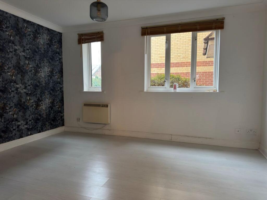 Flat 2 Juniper Court, Grove Road, Romford, Essex, RM6 4PQ photo 5