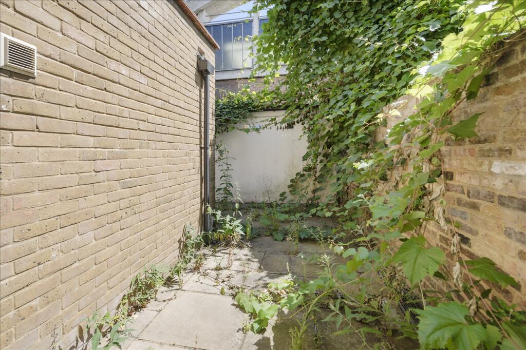 House in London, Shepherd's Bush - More