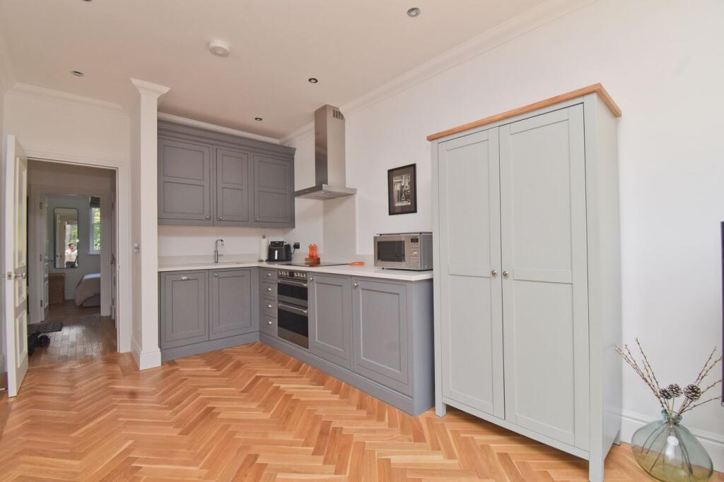 Apartment in Walton-on-Thames, Surrey - View 4