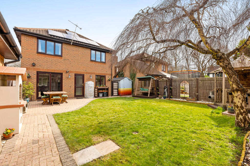 House in Reigate and Banstead, Meath Green, Horley - More