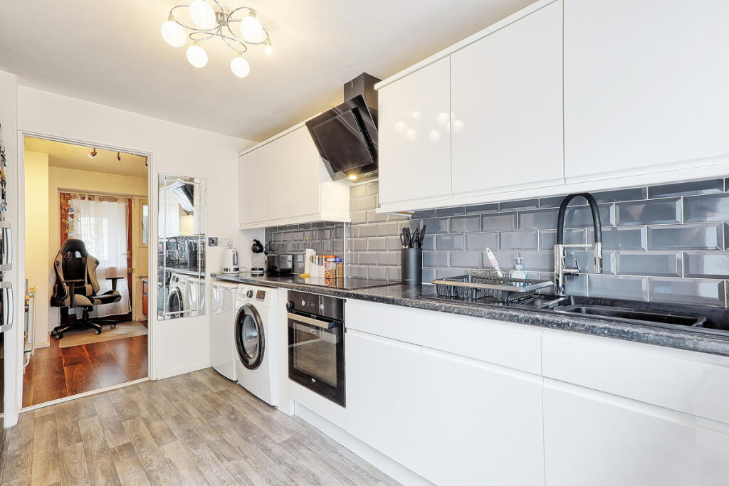 House in Basildon, Lee Chapel - View 4