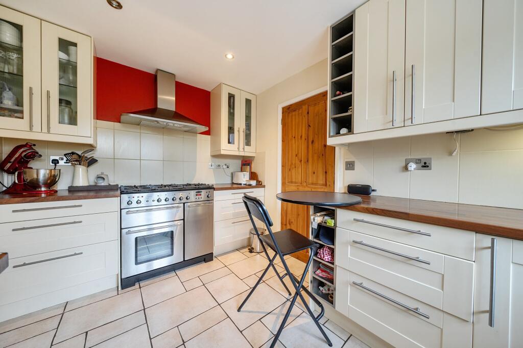 Coronation Close, Odiham, RG29 photo 4