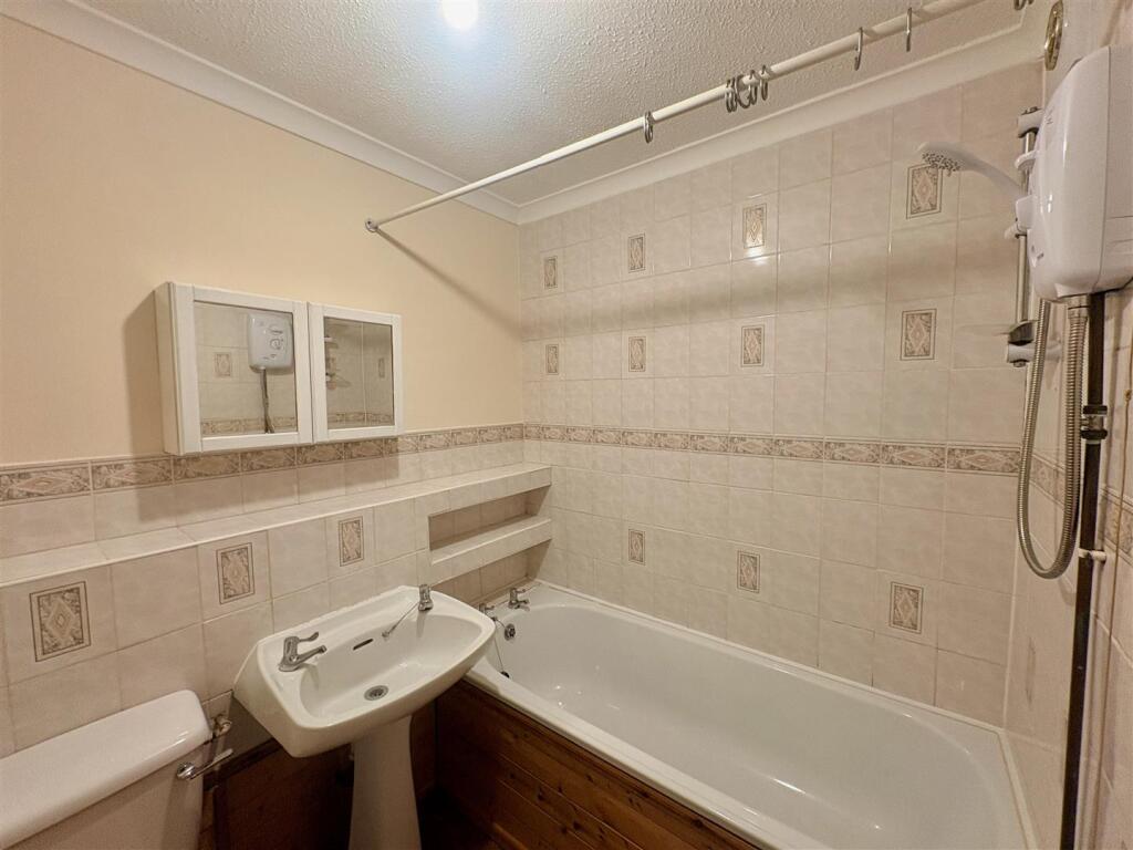 Apartment in Wolverhampton, Goldthorn Hill - View 5