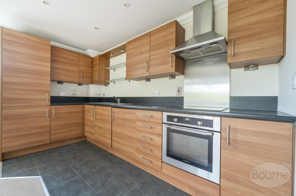 Apartment in Elmbridge, Cobham - View 2