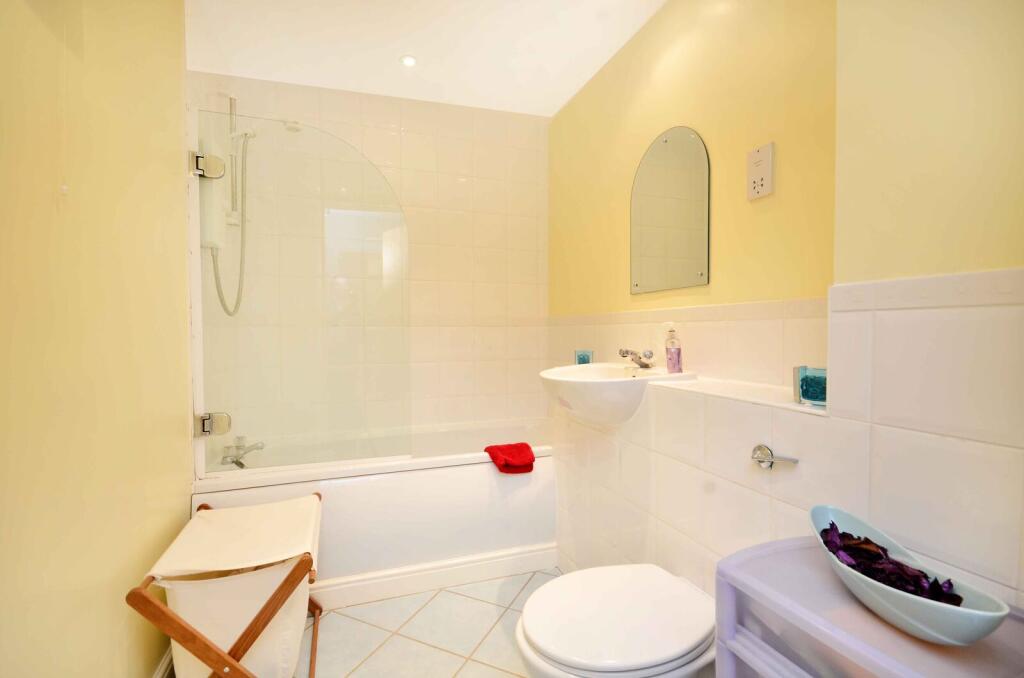 Apartment in Guildford, Surrey - More