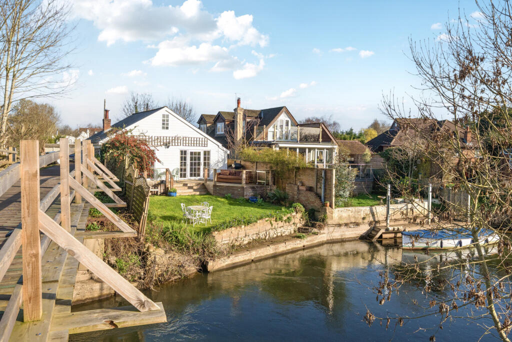 Main image of property: The Creek, Lower Sunbury, TW16