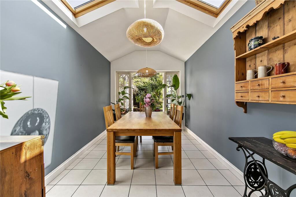 House in Twickenham - More