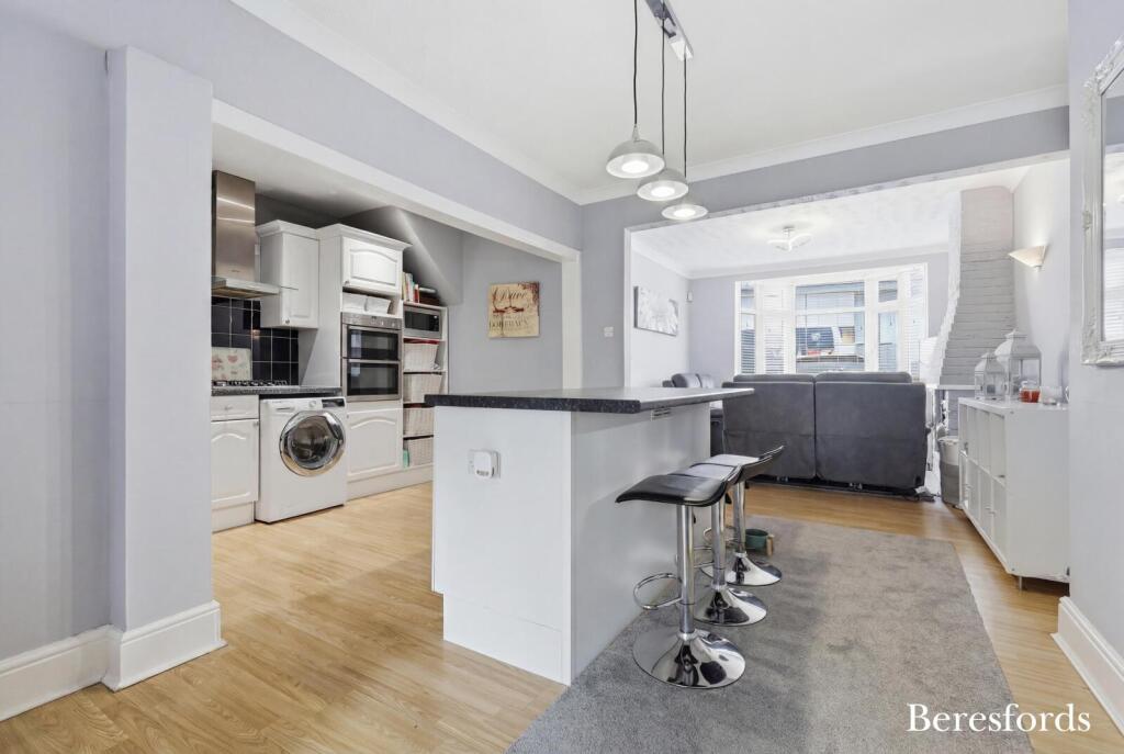 House in London, Rush Green - View 3