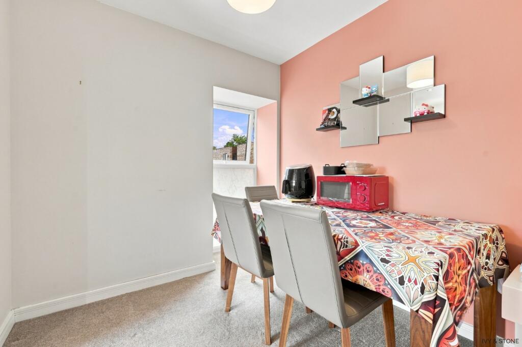Apartment in London, Rush Green - More
