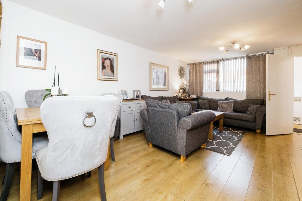 House in London, Mill Meads, West Ham - More