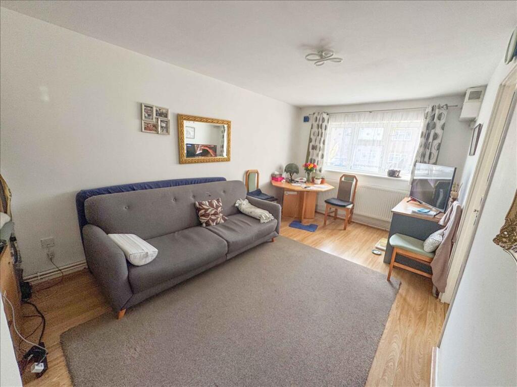 Dickenson Road, Hanworth, Middlesex, TW13 photo 3