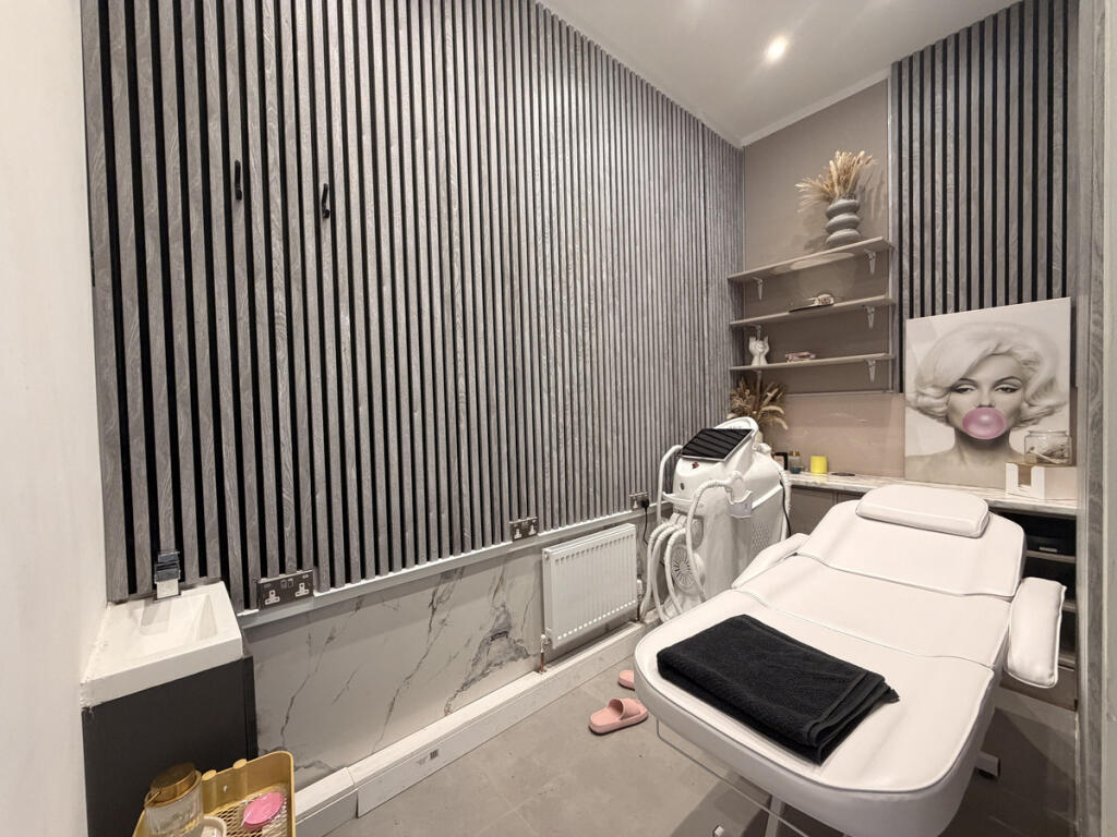 Main image of property: Oakleigh Road North, London, N20
