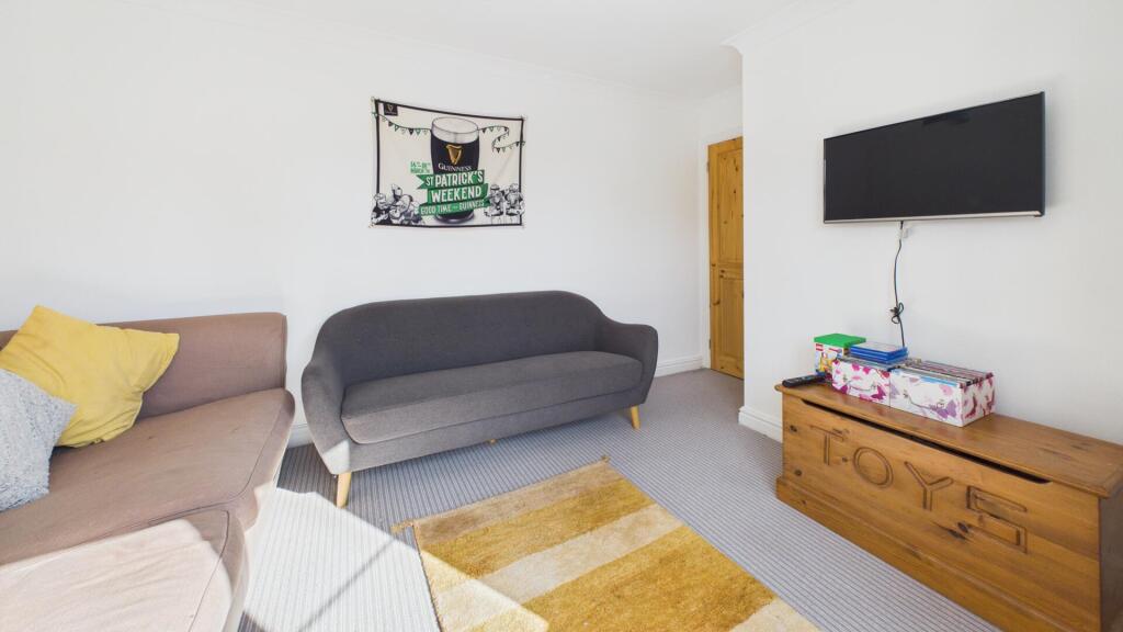 House in South Kesteven, Corby Glen - More