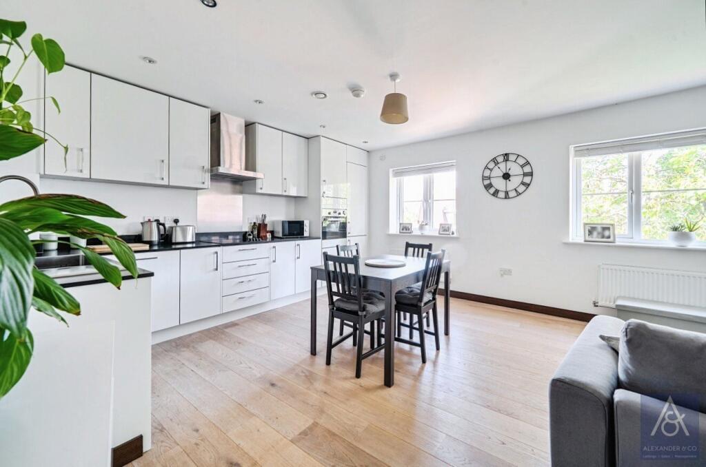 Apartment in Buckingham, Buckinghamshire - View 2