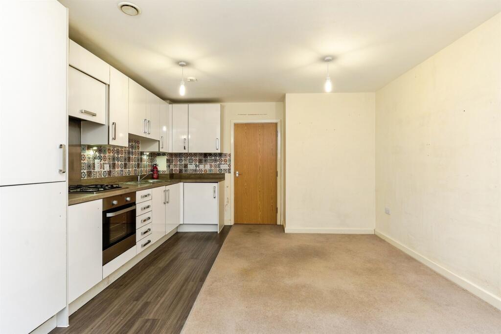 Apartment in Welwyn Hatfield, Hertfordshire - View 5