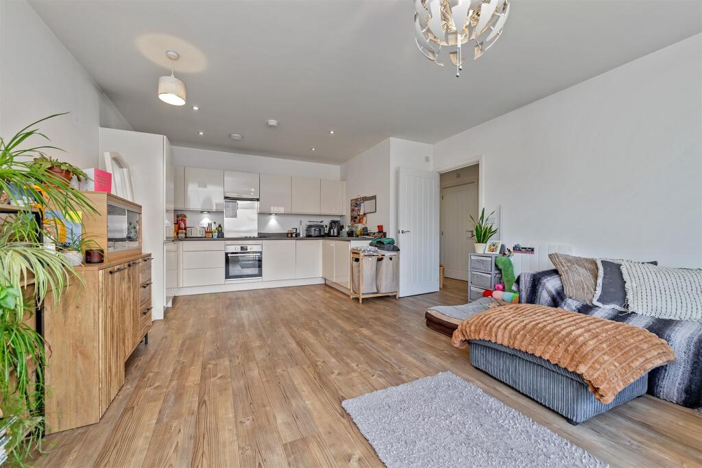 Apartment in St Albans - View 4