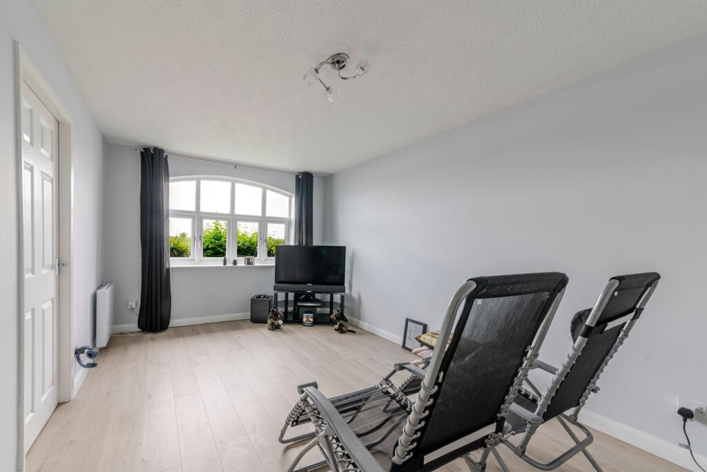 Apartment in Ellesmere Port, Wolverham - View 5