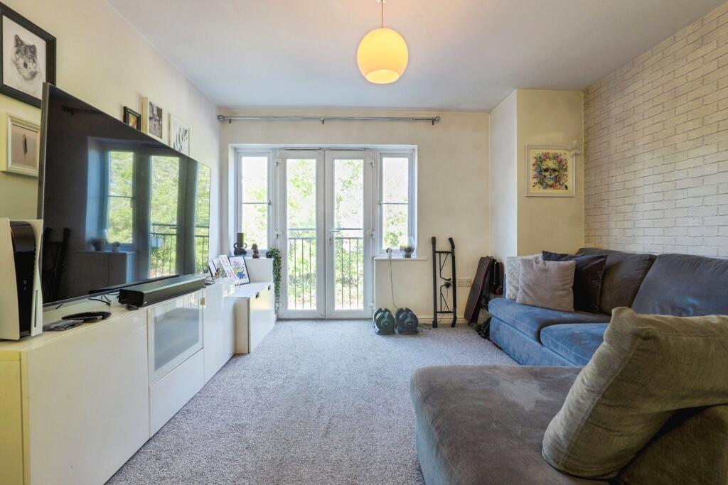 Apartment in Hoo St Werburgh, Medway - More