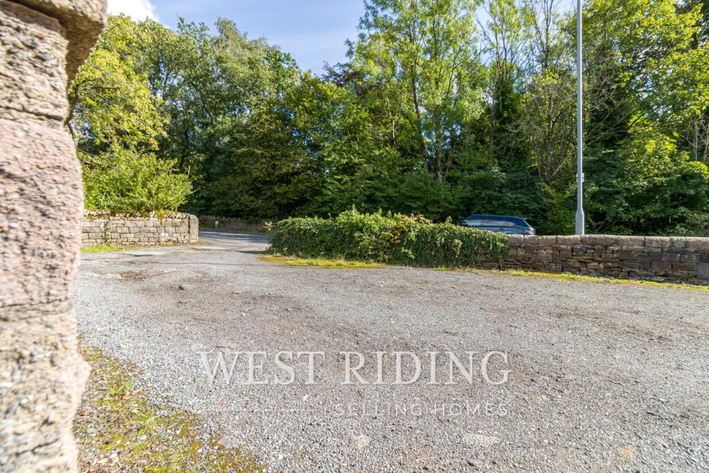 Huddersfield Road, Diggle, OL3 5PJ photo 4