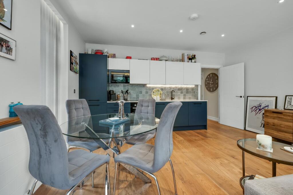 Apartment in Elmbridge, Claygate - More