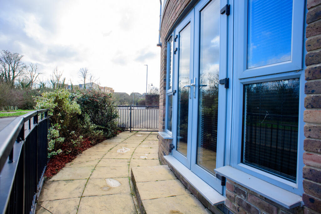 Apartment in Dartford, Swanscombe and Greenhithe - View 3