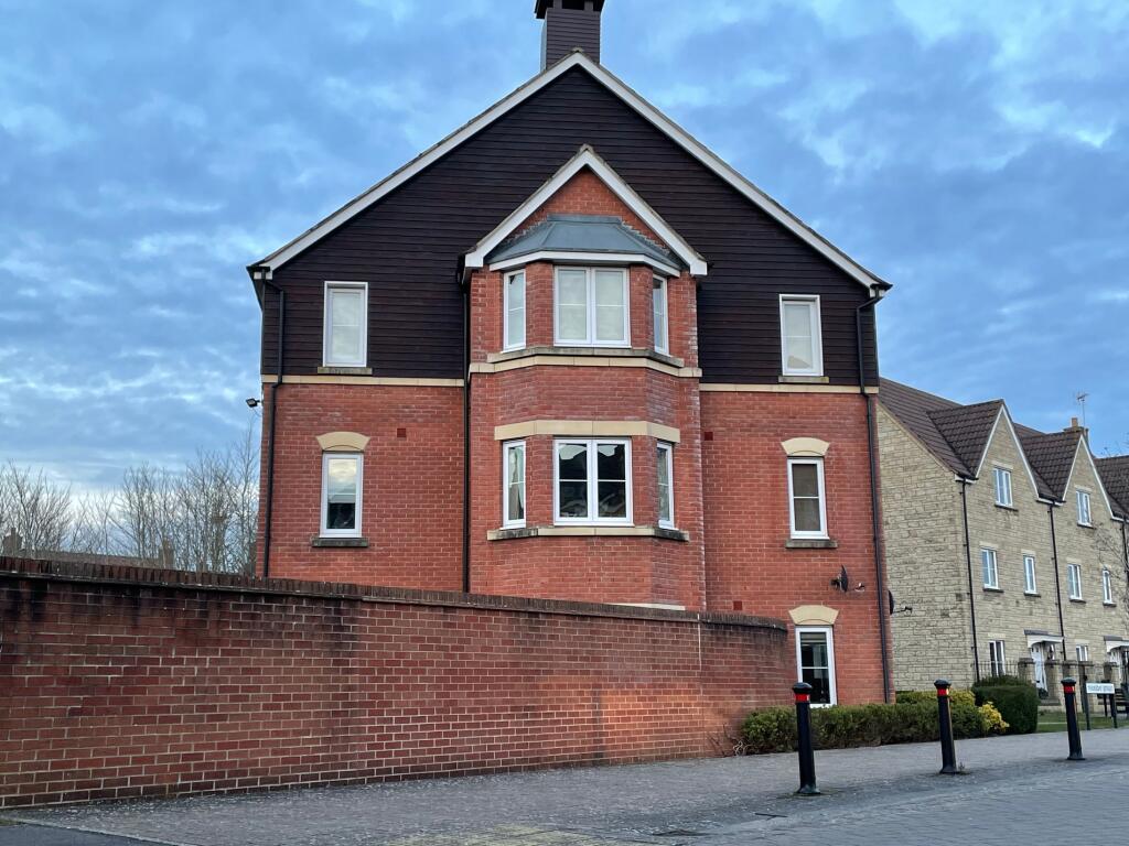 1-bed flat on Friday Street, Swindon, Wiltshire, £170,000