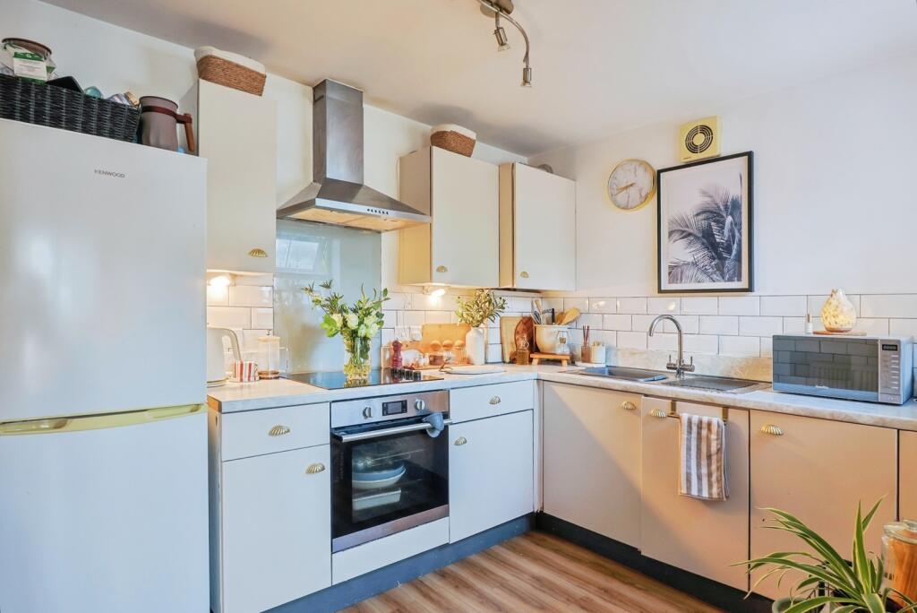 Apartment in Bournemouth, Charminster - View 4