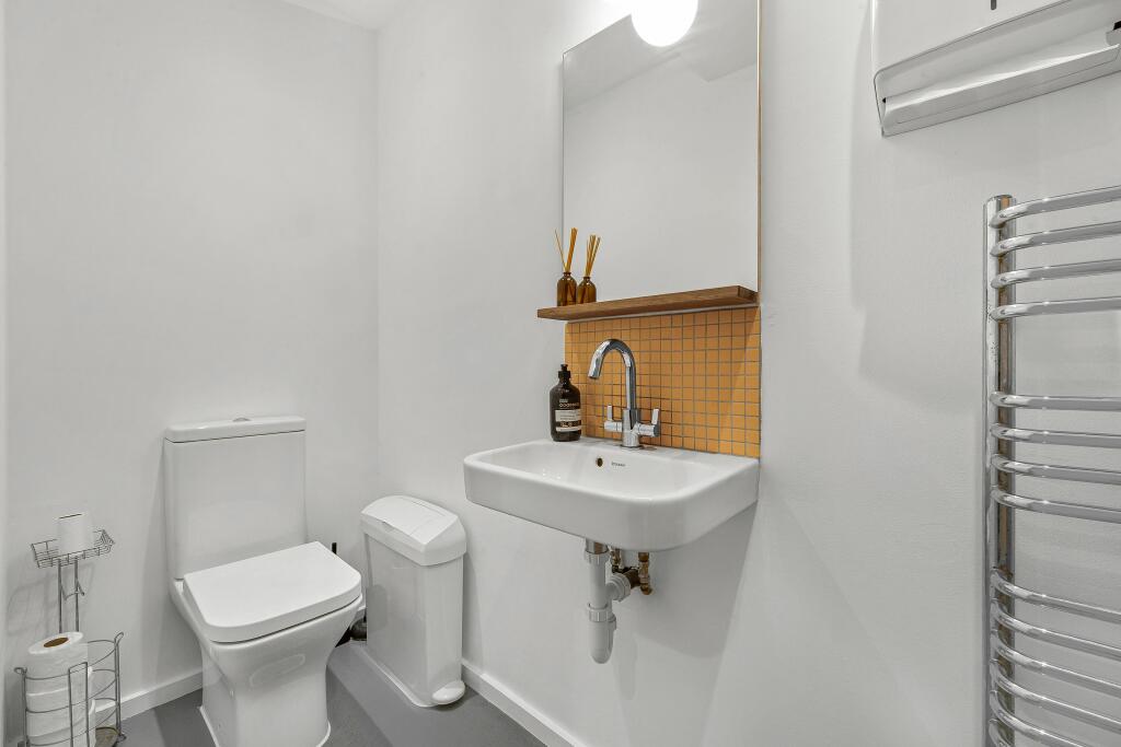 bathroom 1.jpg