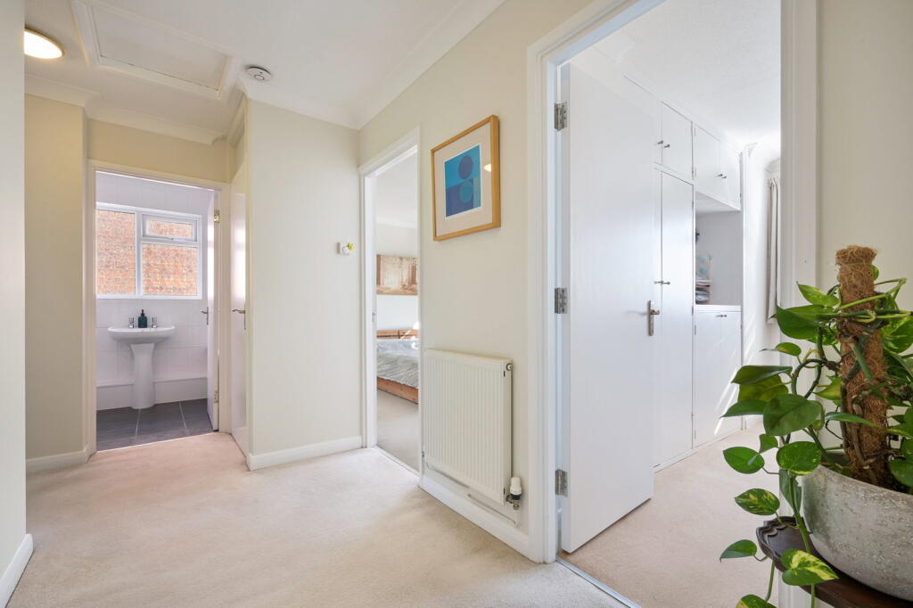 Apartment in Reigate and Banstead, Surrey - View 3