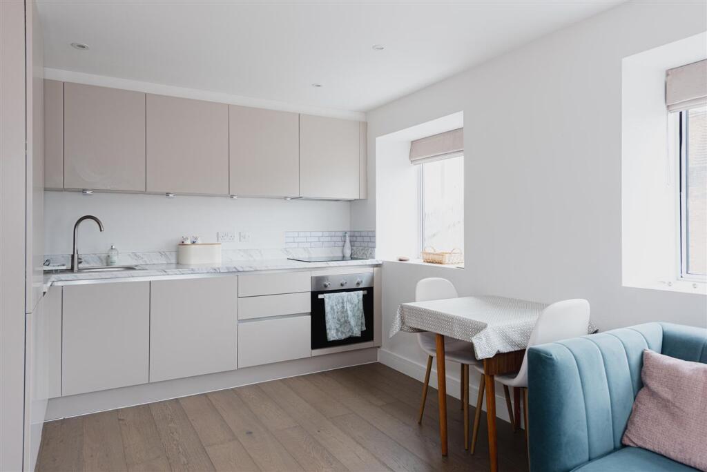 Apartment in Kingston upon Thames - View 4