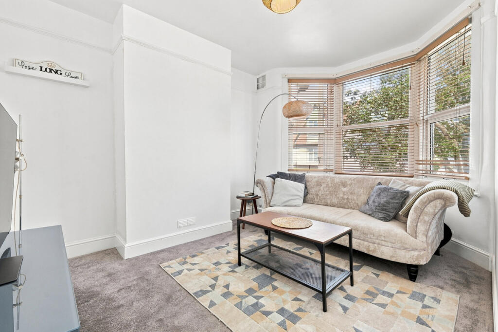 Apartment in Southend-on-Sea - View 3