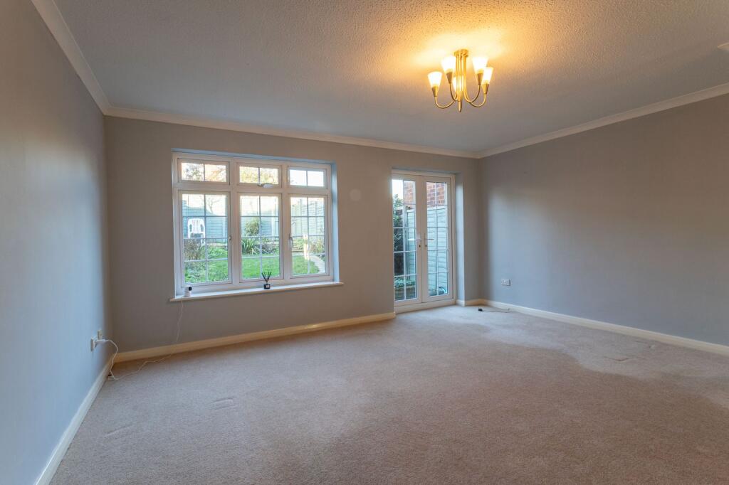 Hawkes Close, Hartley Wintney, RG27 photo 3