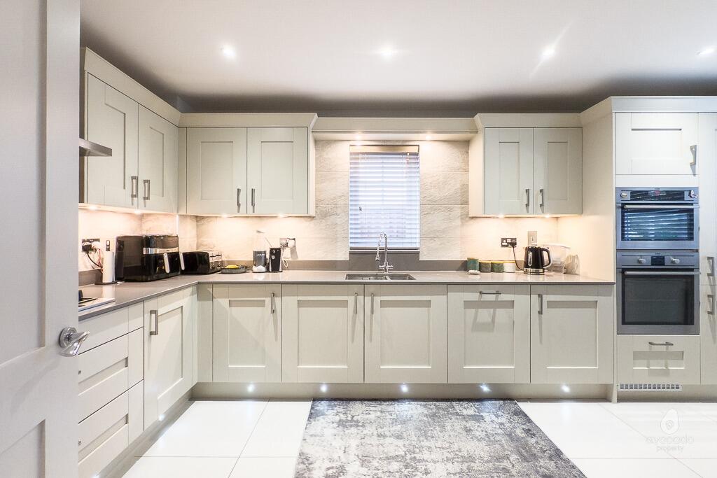 Lawton House, London Road, Binfield, RG42 photo 2