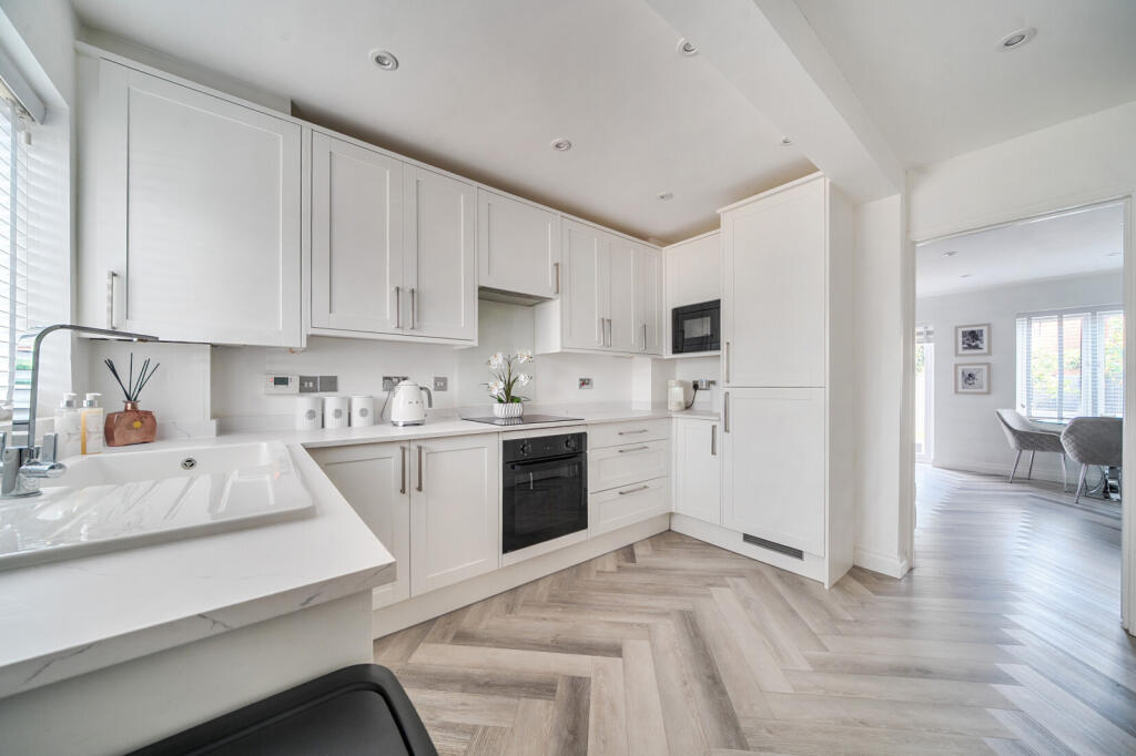 House in Sunbury-on-Thames, Sunbury Common, Kempton Park - More