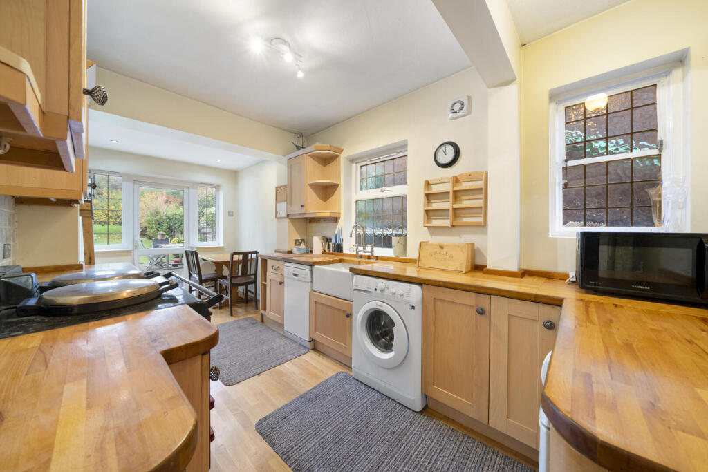 Hillcrest Gardens, Hinchley Wood photo 4