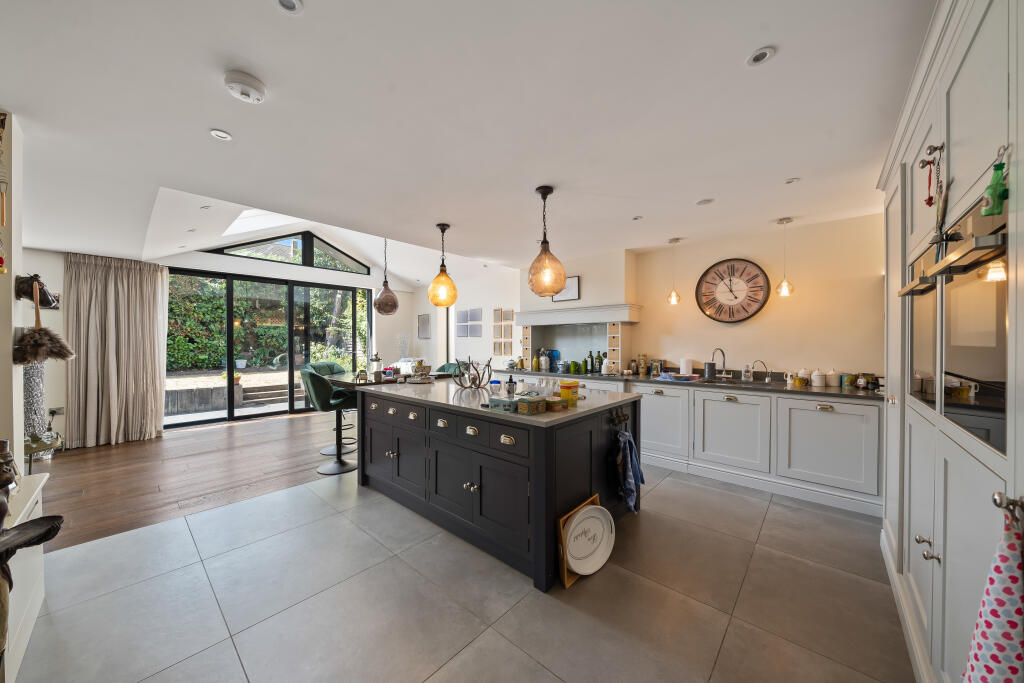 House in Kingston upon Thames - More