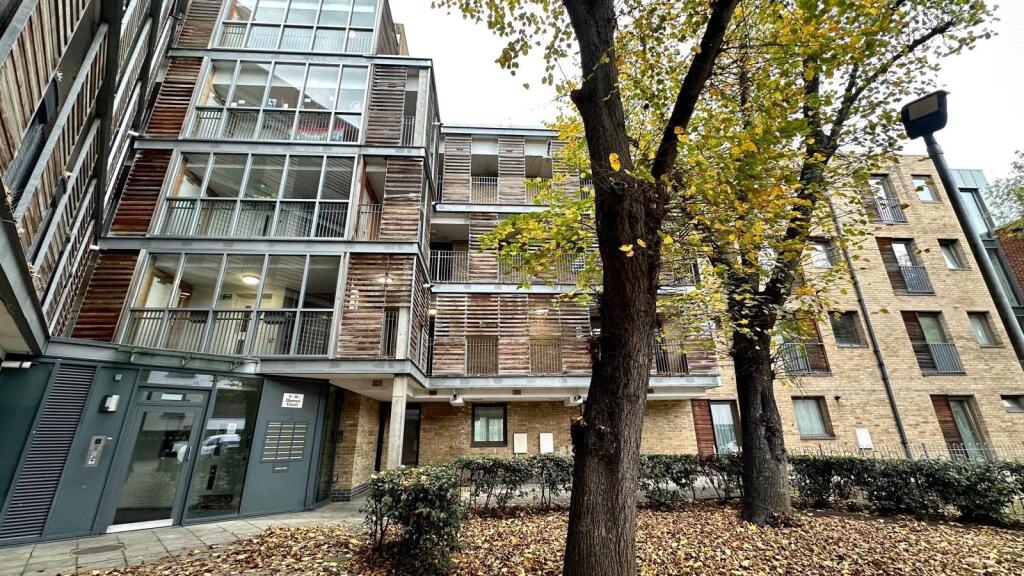 2-bed flat on Oberon Court, London, £350,000