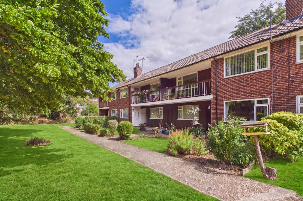 2-bed flat on Audley Drive, Maidenhead, Berkshire, SL6, £260,000