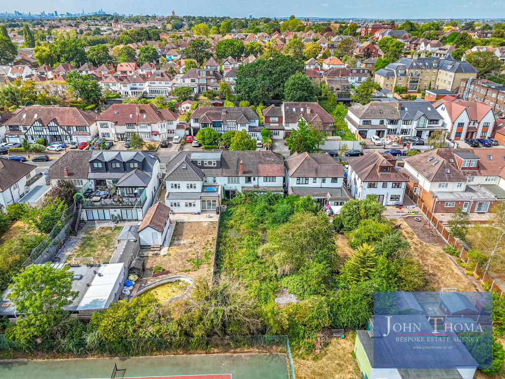 House in Epping Forest, Grange Hill, Chigwell - View 4