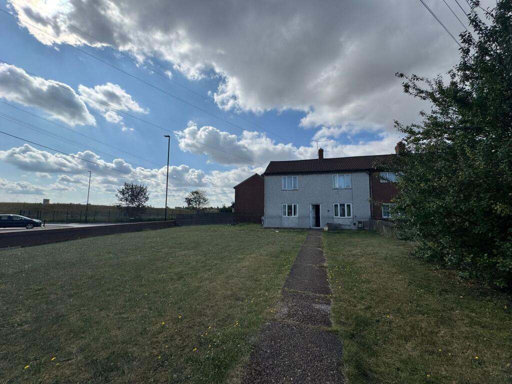 3-bed semi-detached on Emerson Avenue, Stainforth, DN7, £105,000